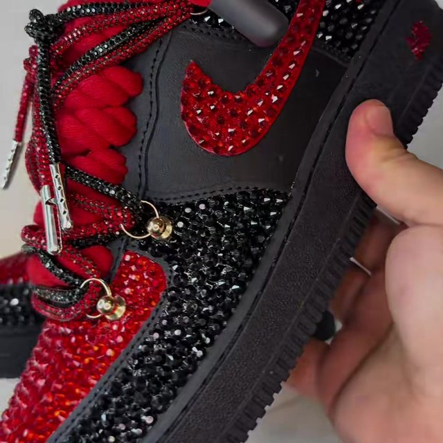 Air Force 1 negros con pedrería roja y cordones de soga rojos
