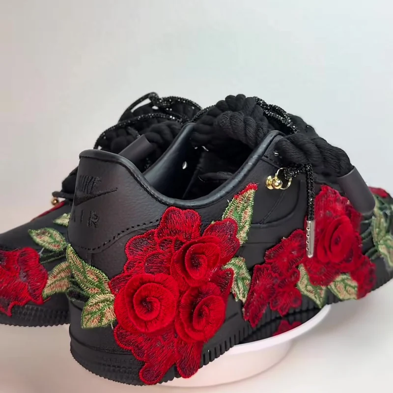 Air Force 1 negros con rosas rojas bordadas