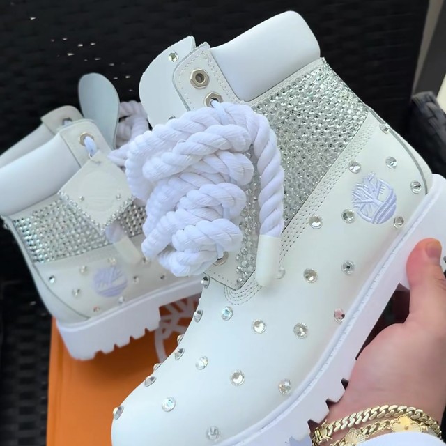 Botas Timberland blancas con pedrería y cordones de soga gruesos